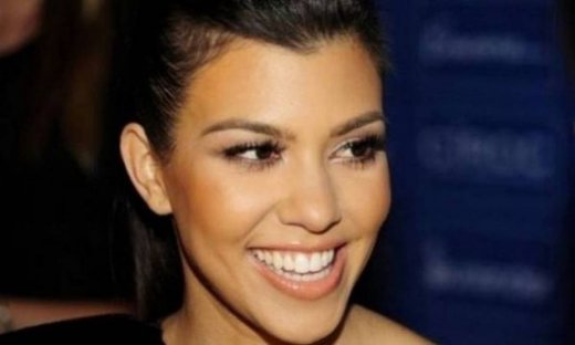 Κόρτνει Καρντάσιαν: Μας δείχνει για πρώτη φορά το μωρό της! (εικόνα)