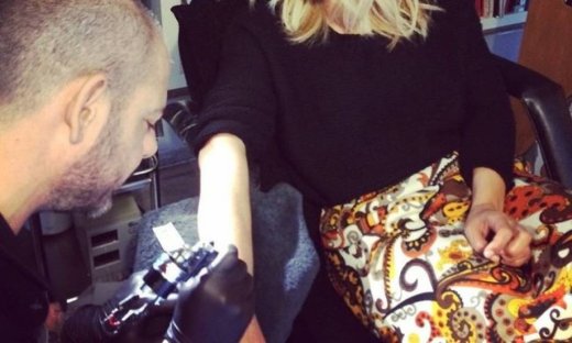 Ποια παρουσιάστρια «χτύπησε» νέο τατουάζ;