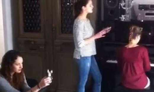 Η Εύη Αδάμ με τις κόρες της στο σαλόνι του σπιτιού τους λίγο πριν το Πάσχα