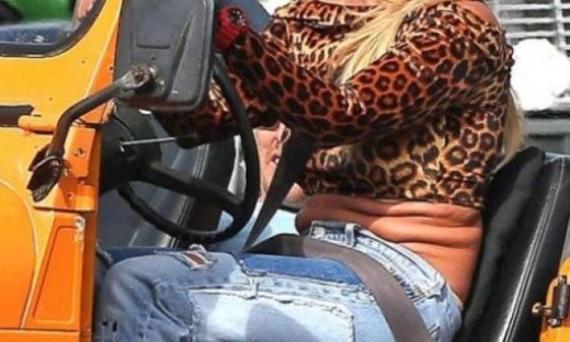 Επιτέλους και μία σταρ που δεν κρύβεται! Φαντάζεστε σε ποια ανήκει αυτό το κορμί; Δείτε την!