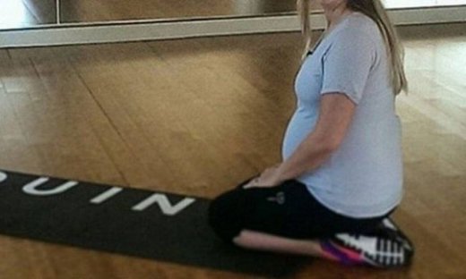 Κοντεύει να γεννήσει και κάνει γιόγκα στο γυμναστήριο! Μιλάμε για την…(εικόνες)