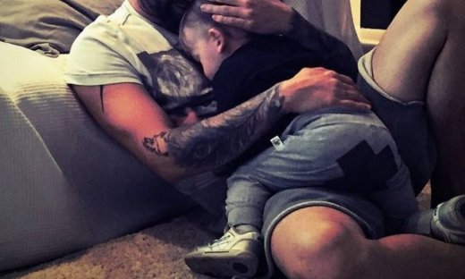 Αγκαλιά με τον γιο του ο…