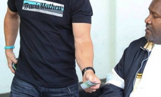 Για αυτό τον αγαπάμε! Διάσημος ηθοποιός δίνει 100 δολάρια σε άστεγο που είδε στον δρόμο