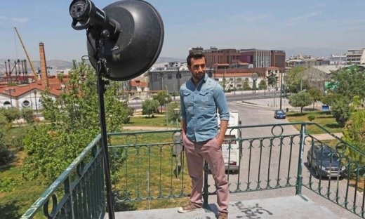 Ο Θάνος Πετρέλης φωτογραφήθηκε για το νέο του τραγούδι