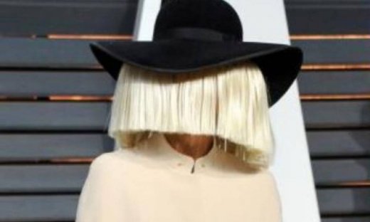 Επιτέλους: Η τραγουδίστρια του Chandelier δείχνει το πρόσωπό της και έχουμε τα ντοκουμέντα