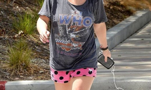 Πού πας έτσι κουκλίτσα μου χωρίς καν… σουτιέν;