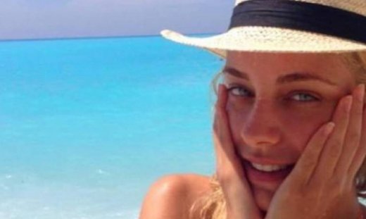 Omg! Η Δούκισσα Νομικού παίζει με το κινητό της και το αποτέλεσμα είναι αρκετά... σέξι