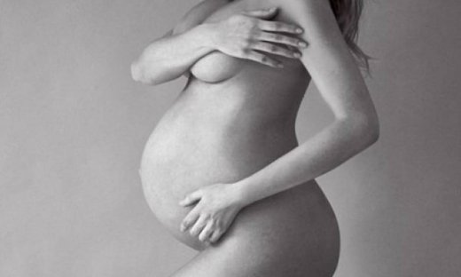 Ναι, κάτι μας θυμίζει! Το μοντέλο ποζάρει αλά Demi Moore λίγο πριν γεννήσει!