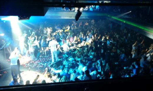 Video: Ποιος τραγουδιστής ξεσήκωσε 700 άτομα και χόρευαν σαν τρελά (Nassos blog)