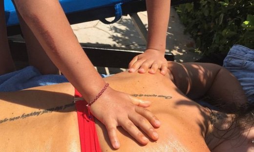 Αντηλιακό από τα χεράκια της κόρη της!