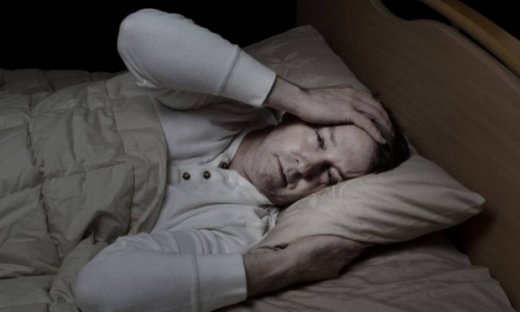 Νυχτερινές εφιδρώσεις: Πού οφείλονται και πώς θα τις αντιμετωπίσετε