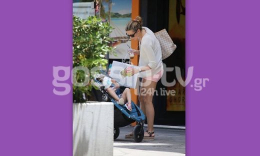 Μαριέττα Χρουσαλά: Με την κόρη της στην Γλυφάδα