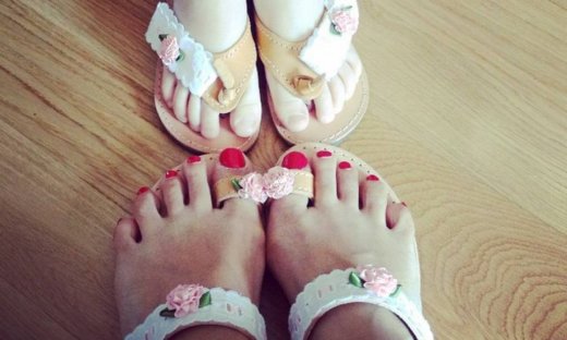 Μαμά και κόρη ποζάρουν με τα καινούργια τους σανδάλια!