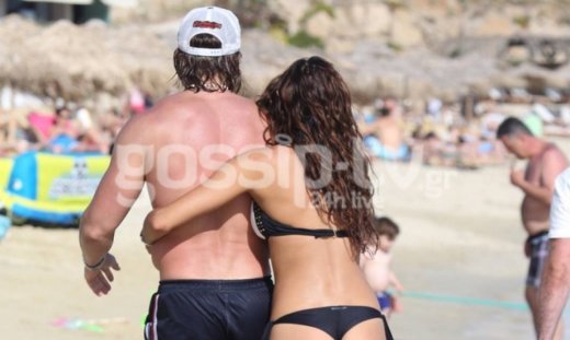 Αγκαλιά με την «καυτή» νέα του σύντροφο στην Μύκονο