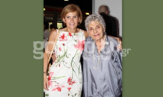 Η Κική Δημουλά πήγε θέατρο με την κόρη της
