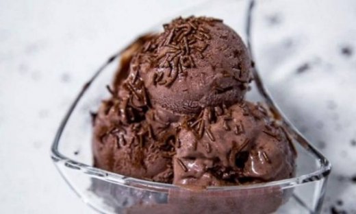 Συνταγή για το πιο εύκολο παγωτό μερέντα με 5 υλικά!