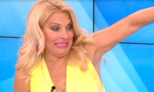 Συνέβη και αυτό! Ελένη Μενεγάκη: Μπήκε συνεργάτης της κάτω από το φόρεμά της