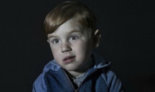 Ενοχλητικές εικόνες που αποτυπώνουν απόλυτα το πώς είναι τα παιδιά όταν βλέπουν τηλεόραση!