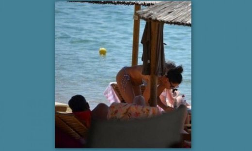 Συμβαίνει τώρα: Η Εύη Αδάμ χωρίς ρετούς στην παραλία με τις κόρες της (Nassos blog)