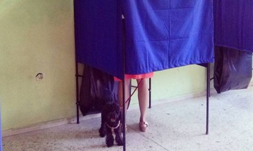 Δημοψήφισμα 2015:Με τον σκύλο της στο εκλογικό κέντρο η…