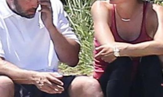 Τι κι αν ανακοίνωσαν τον χωρισμό τους – Φορά τη βέρα του και κλαίει μπροστά στη γυναίκα του