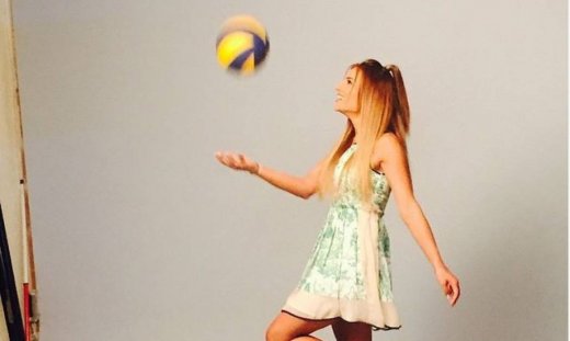 Η Ελένη Τσολάκη παίζει μπάλα και στέλνει το δικό της μήνυμα