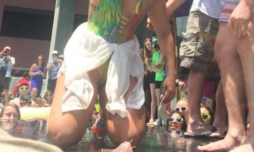 Αυτή κι αν είναι τούμπα! Έπεσε, σηκώθηκε, ξαναέπεσε και στο τέλος… έπεσε στην πισίνα!