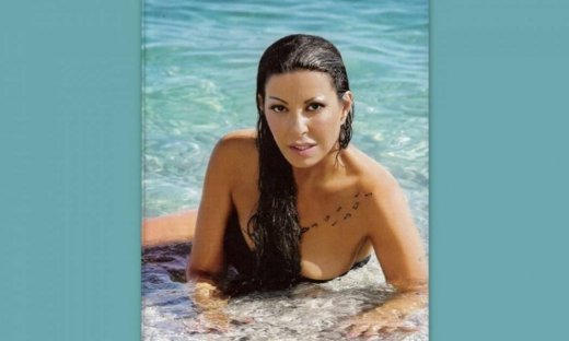 H Άντζελα Δημητρίου… ξαναχτυπά με νέα φωτό με μαγιό στην παραλία!