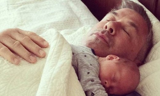 Alec Baldwin: Αγκαλιά με τον γιο του