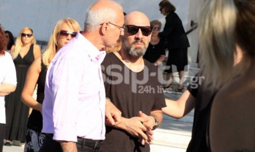 Μουτσινάς: Οι φίλοι του ήταν εκεί για να τον στηρίξουν στο τελευταίο αντίο στην μητέρα του