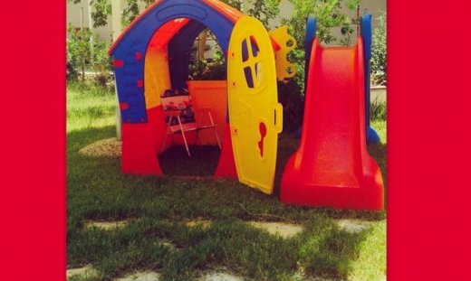 Παίζει με τη κορούλα της η… (φωτό)