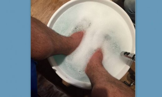 Συνεργάτης της Ελένης κάνει ποδόλουτρο!