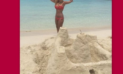 Εκείνη απολαμβάνει το κάστρο και εμείς τη… «θέα»!