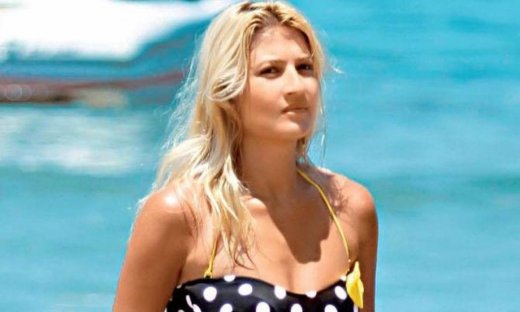 Η Σκορδά πίνει τον καφέ της και «έπιασε» ψιλή κουβέντα με συνεργάτη της Μενεγάκη!