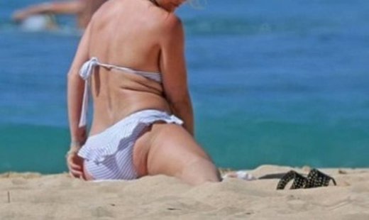 Τραγουδίστρια απέκτησε κορμί «λαμπάδα» και γυμνάζεται ακόμα και στην παραλία!