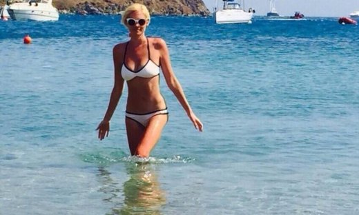 Τζούλια Αλεξανδράτου: Με λευκό μικροσκοπικό μπικίνι «βάζει φωτιές» στη Μύκονο!