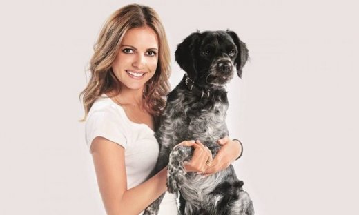 Ελένη Καρποντίνη: «Ξεχνάω να βάλω τα παπούτσια μου και φεύγω από το σπίτι με τις σαγιονάρες»