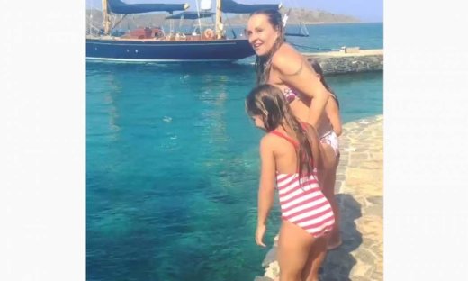 Δείτε την Γερμανού να κάνει βουτιές στη θάλασσα