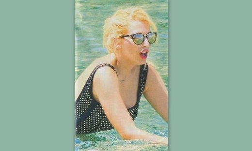 Κάνει τα μπάνια της στη Ρόδο