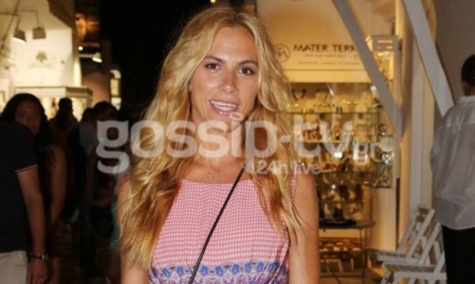 Στην Μύκονο ντυμένη στα ροζ