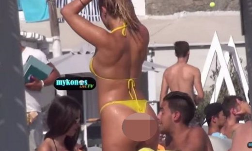 «Αναστέναξε» η Μύκονος με το κίτρινο μικροσκοπικό  μπικίνι της