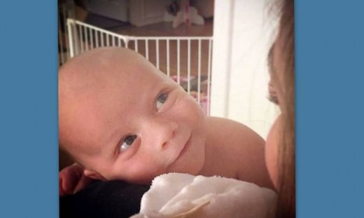 Αγκαλιά με τον πέντε εβδομάδων γιο της!