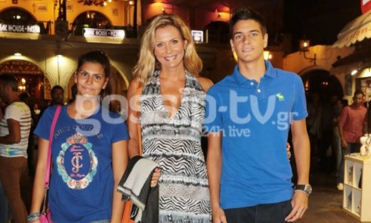 Στην Ρόδο με τα παιδιά της η Έμυ Λιβανίου