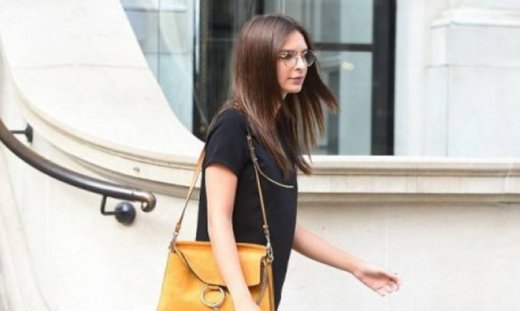 Έτσι μας αρέσει ακόμη περισσότερο: Η star -επιτέλους- ντύθηκε πιο σεμνά