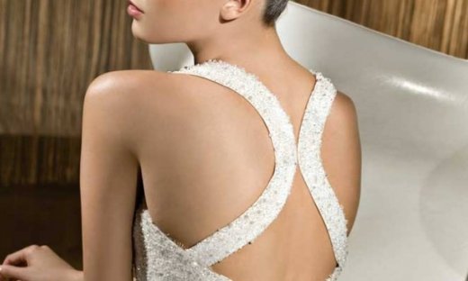 Νύφη ντύνεται την ημέρα των γενεθλίων της η…