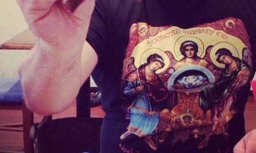 Φόρεσε αυτή τη μπλούζα λόγω Δεκαπενταύγουστου ο…