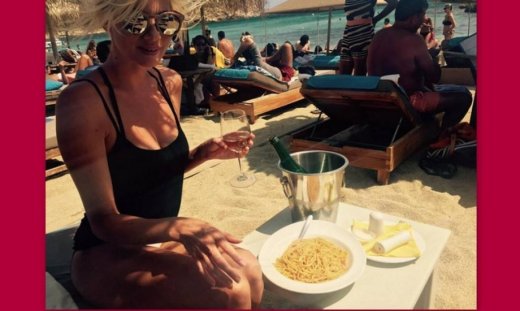 Tζούλια Αλεξανδράτου: Τρώει,πίνει και έχει κορμάρα... (φωτό)