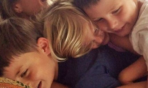 Tι γίνεται με το γάμο τους τελικά; Η φωτογραφία που προβλημάτισε το Hollywood