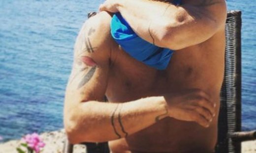 Απολαμβάνει βουτιές λίγο πριν τη συναυλία του στο Κατράκειο ο…