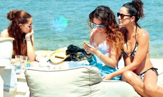 Εύη Αδάμ: Στη Μύκονο με τις κόρες της